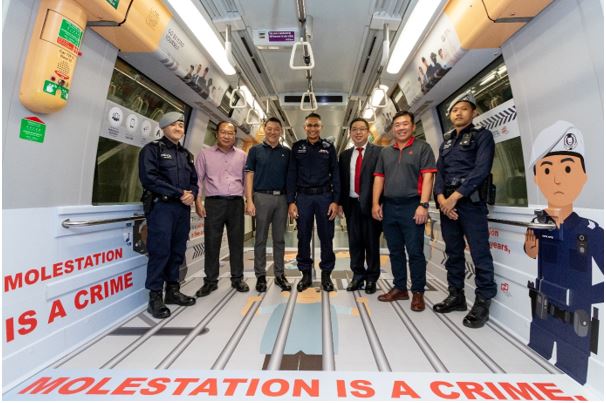 20231102launch of police concept train at harbourfront mrt station a member of the public presented2