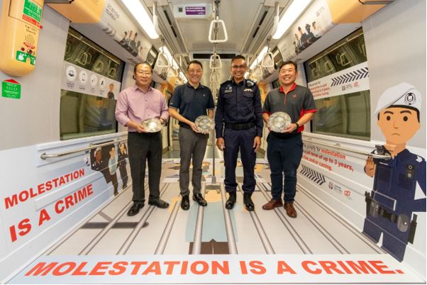 20231102launch of police concept train at harbourfront mrt station a member of the public presented4