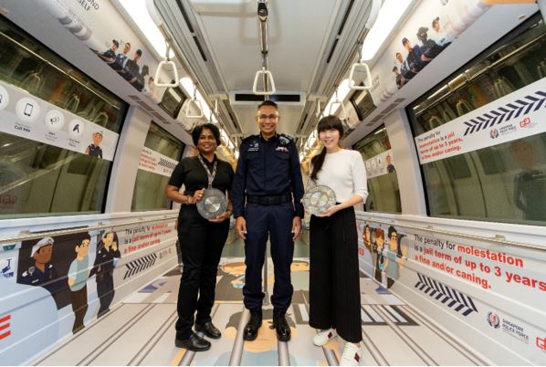 20231102launch of police concept train at harbourfront mrt station a member of the public presented5