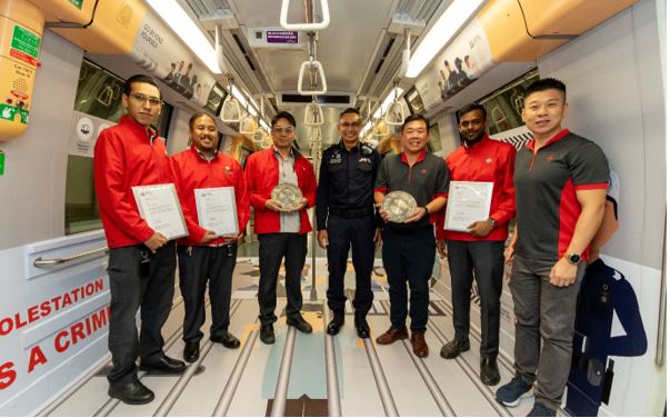 20231102launch of police concept train at harbourfront mrt station a member of the public presented6