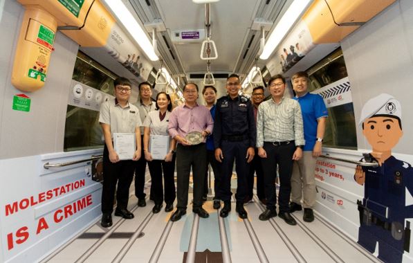20231102launch of police concept train at harbourfront mrt station a member of the public presented7