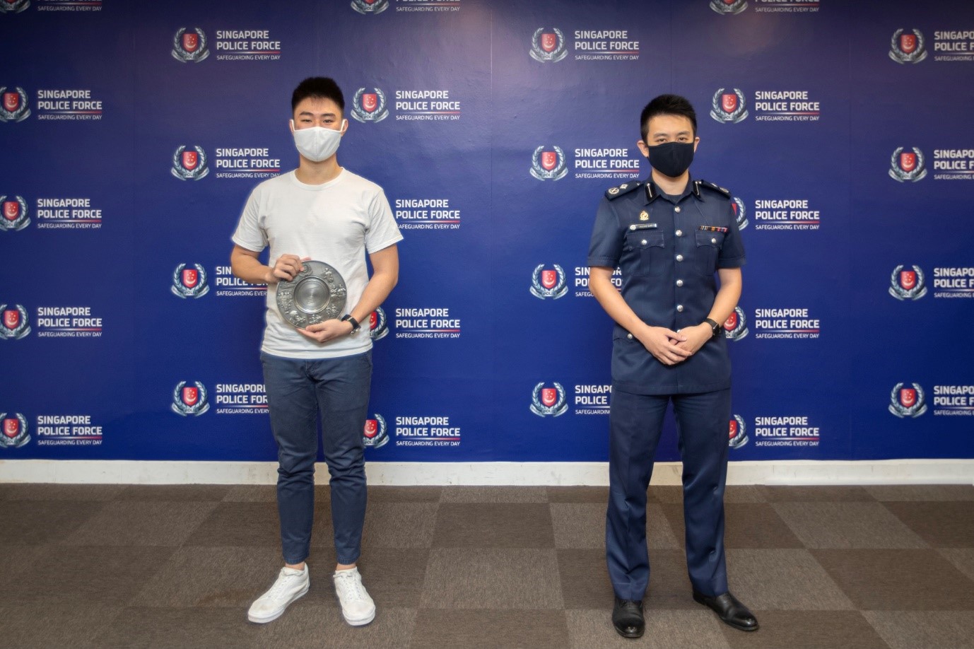 20210120_ten_presented_with_public_spiritedness_award_at_bedok_police_division_1