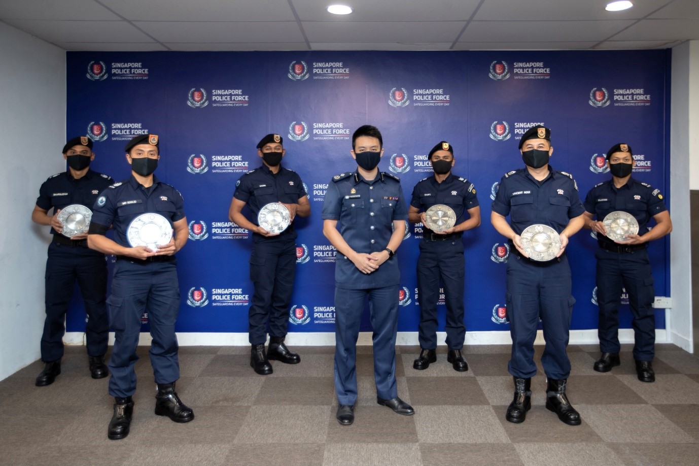 20210120_ten_presented_with_public_spiritedness_award_at_bedok_police_division_2