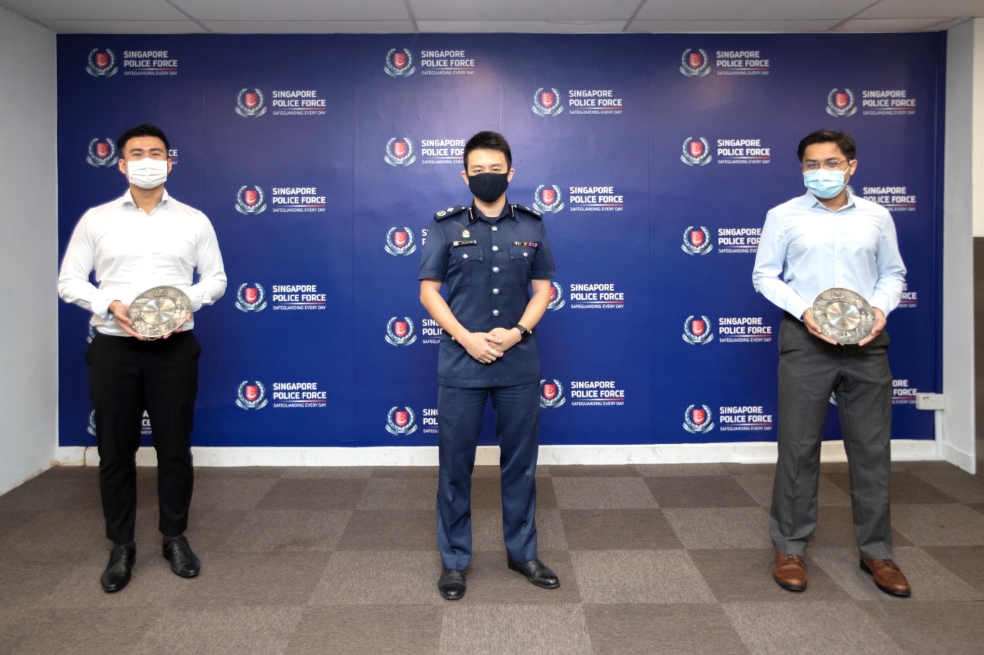 20210120_ten_presented_with_public_spiritedness_award_at_bedok_police_division_3