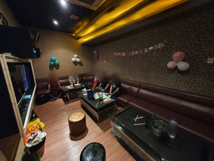 20220219_pol_invstg_97_prsns_fr_noncmplce_w_sdm_in_an_unlcnsd_ktv_cncpt_estblshmnt_alng_syedalwi_rd4