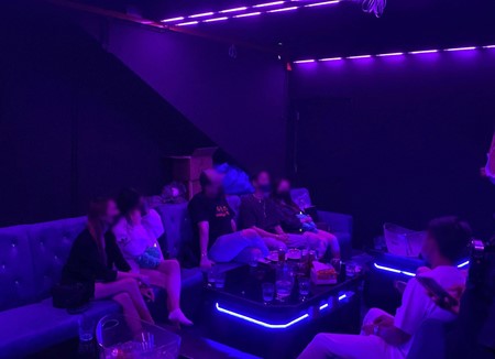 20220228_police_investigating_26_persons_for_noncomplce_with_sdm_in_2_unlicensed_ktvconcept_outlets