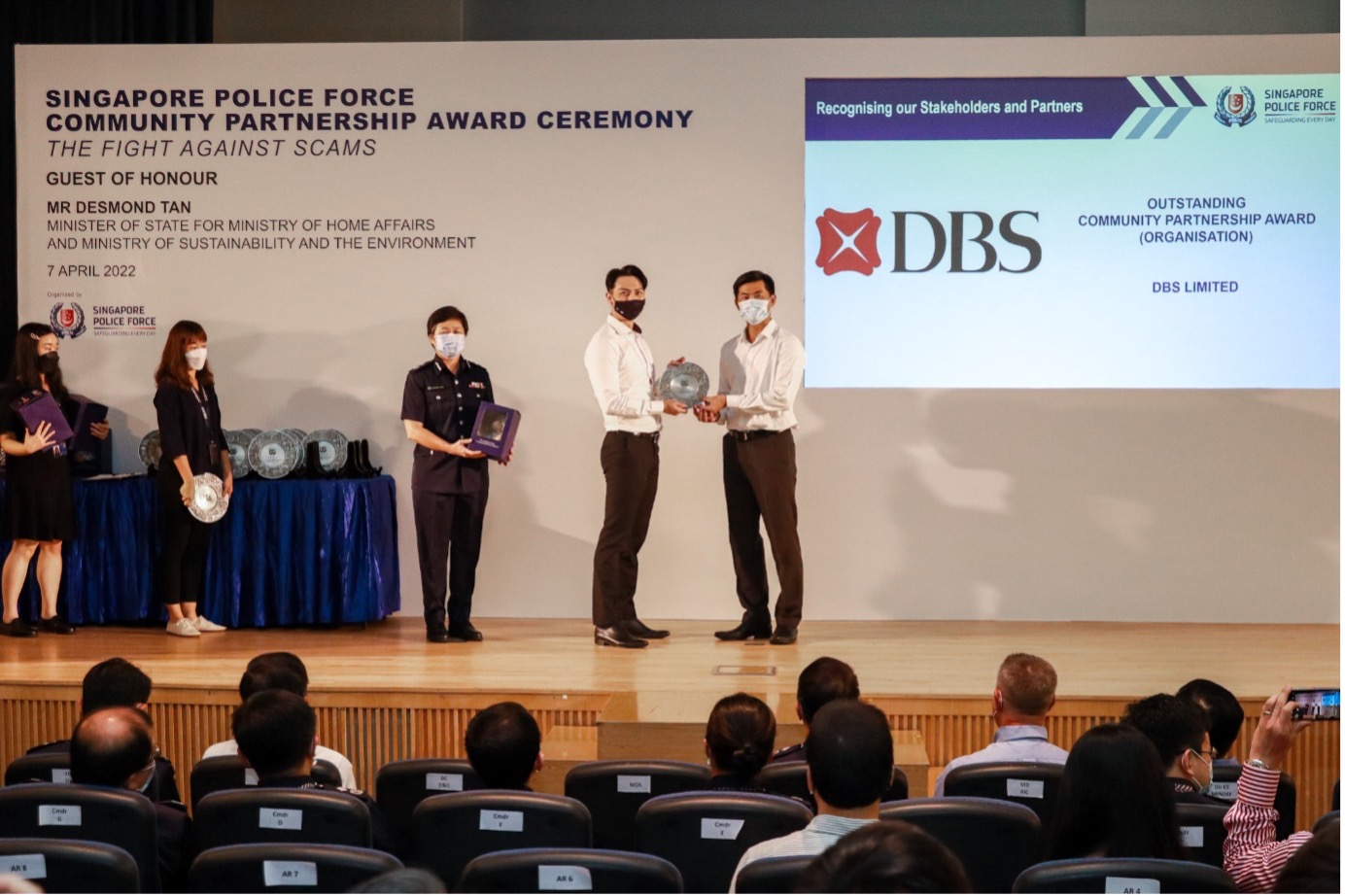 20220407_ 75_indvdls_n_45_org_prsntd_with_comm_prtnrshp_awrds_fr_their_vigilance_in_scam_intrvntion3