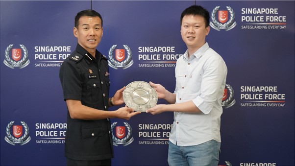 20221007_a_member_of_the_public_presented_with_public_spiritedness_award