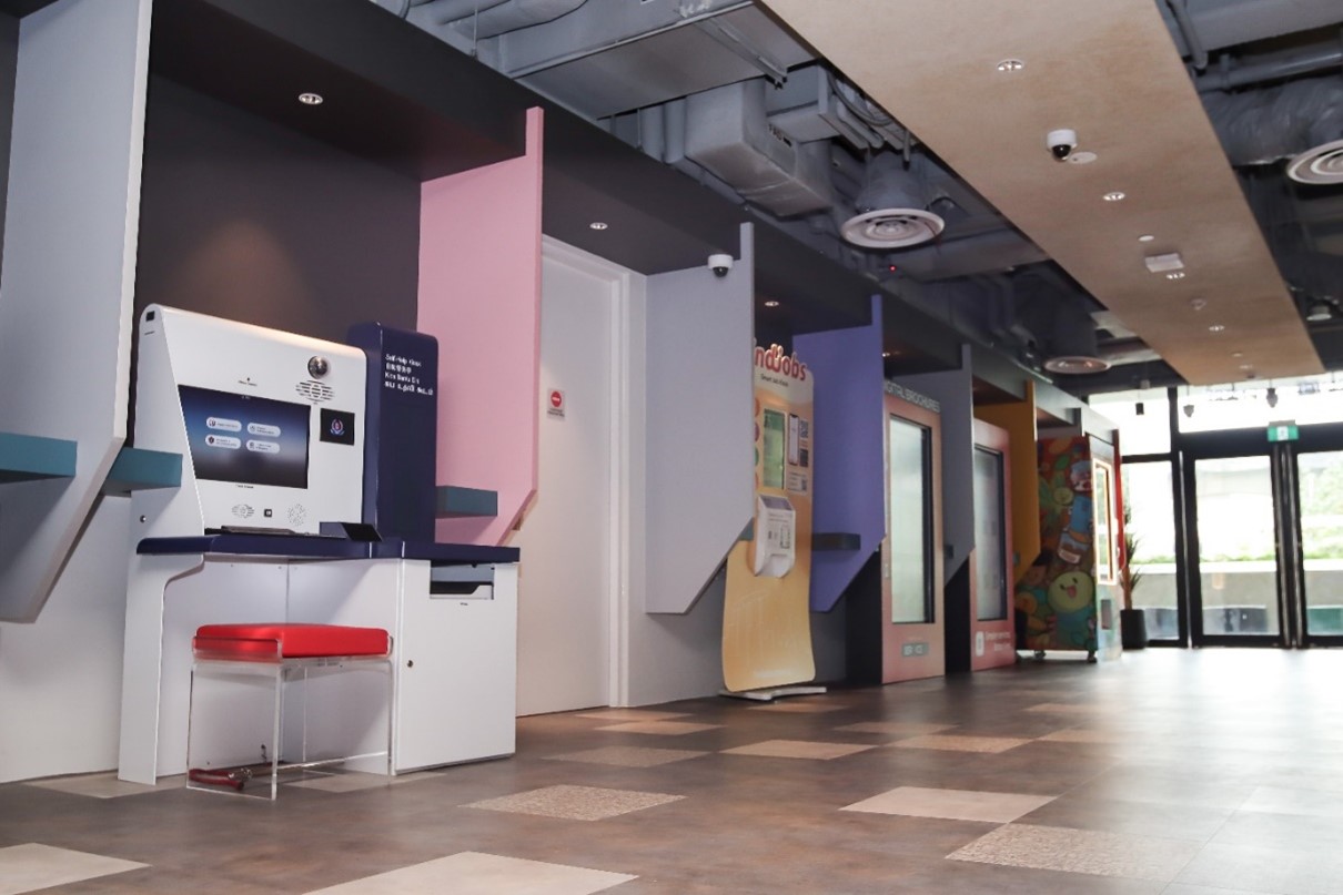 20221012deploymentofpoliceselfhelpkiosksatservicesgctrsatourtampineshubandonepunggol2