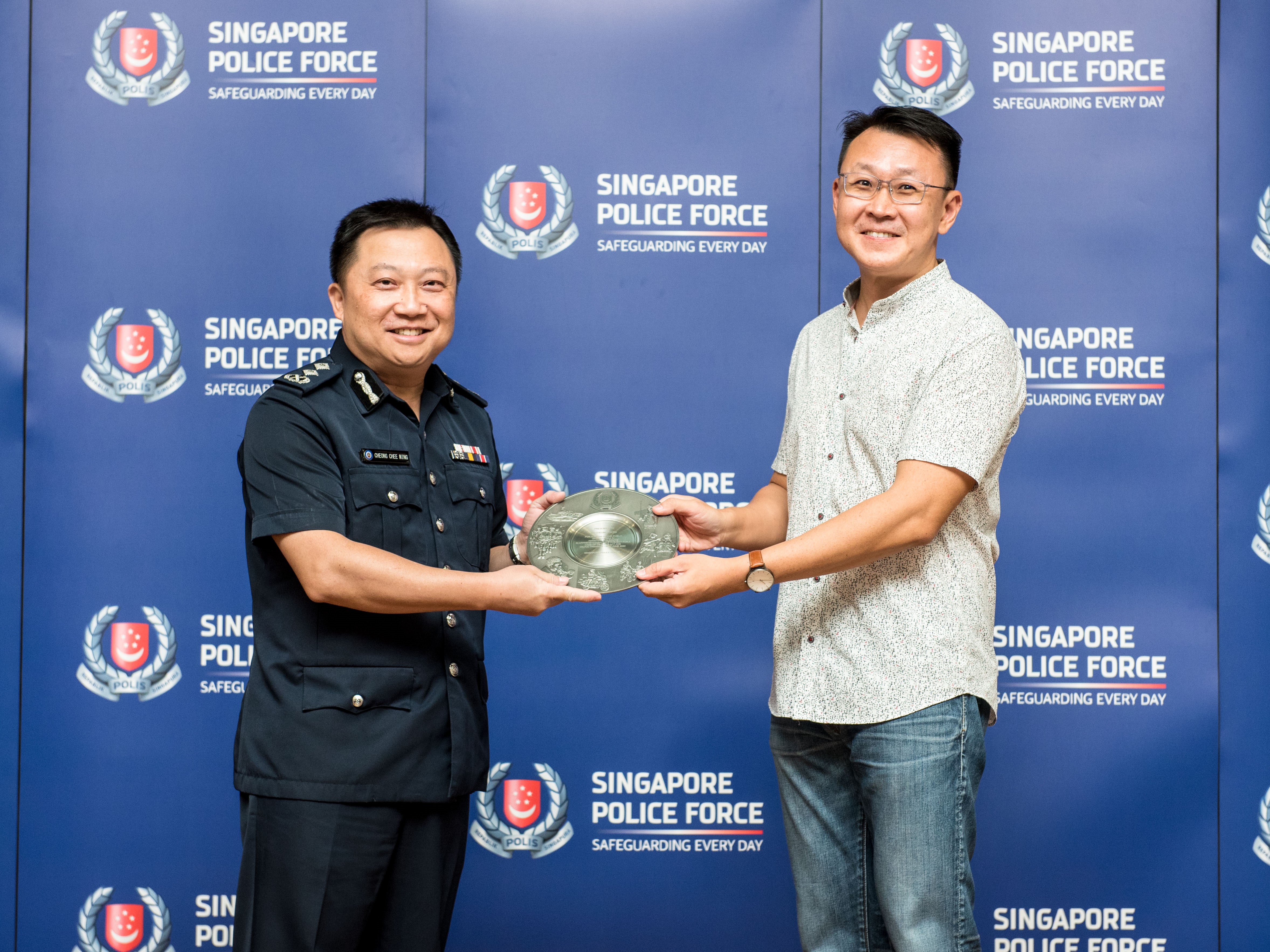 20221020_four_members_of_the_public_presented_with_public_spiritedness_award_1