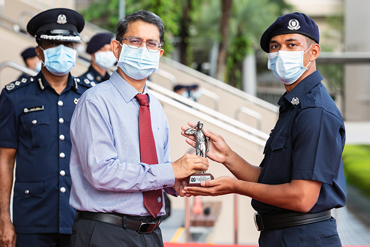 TSC Firash receiving the award from GOH