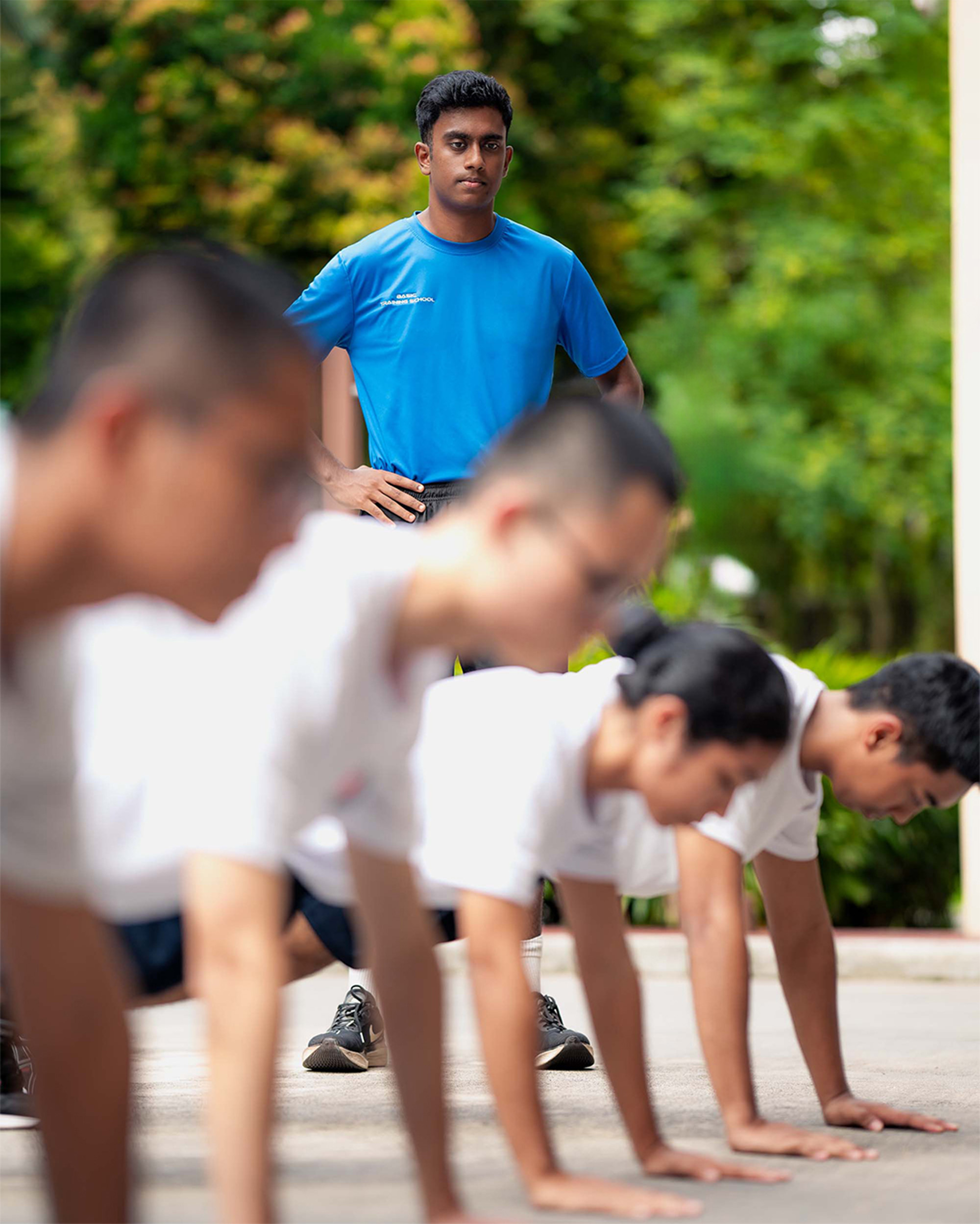 SC/Sgt Jonathan supervising the trainees doing push ups. PHOTO: Soh Ying Jie