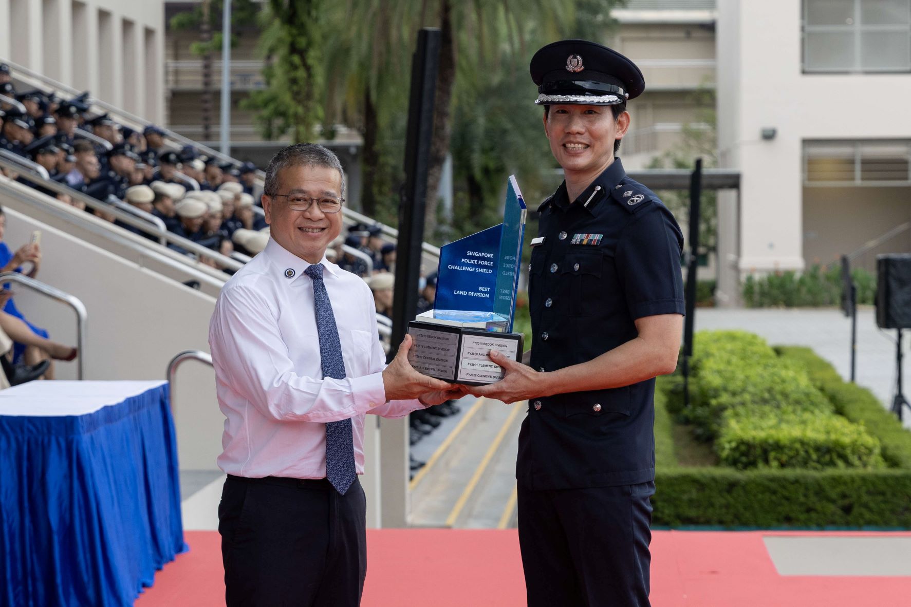 Commander of Bedok Police Division AC Paul Tay receiving the Best Land Division Award from Minister Tong. 