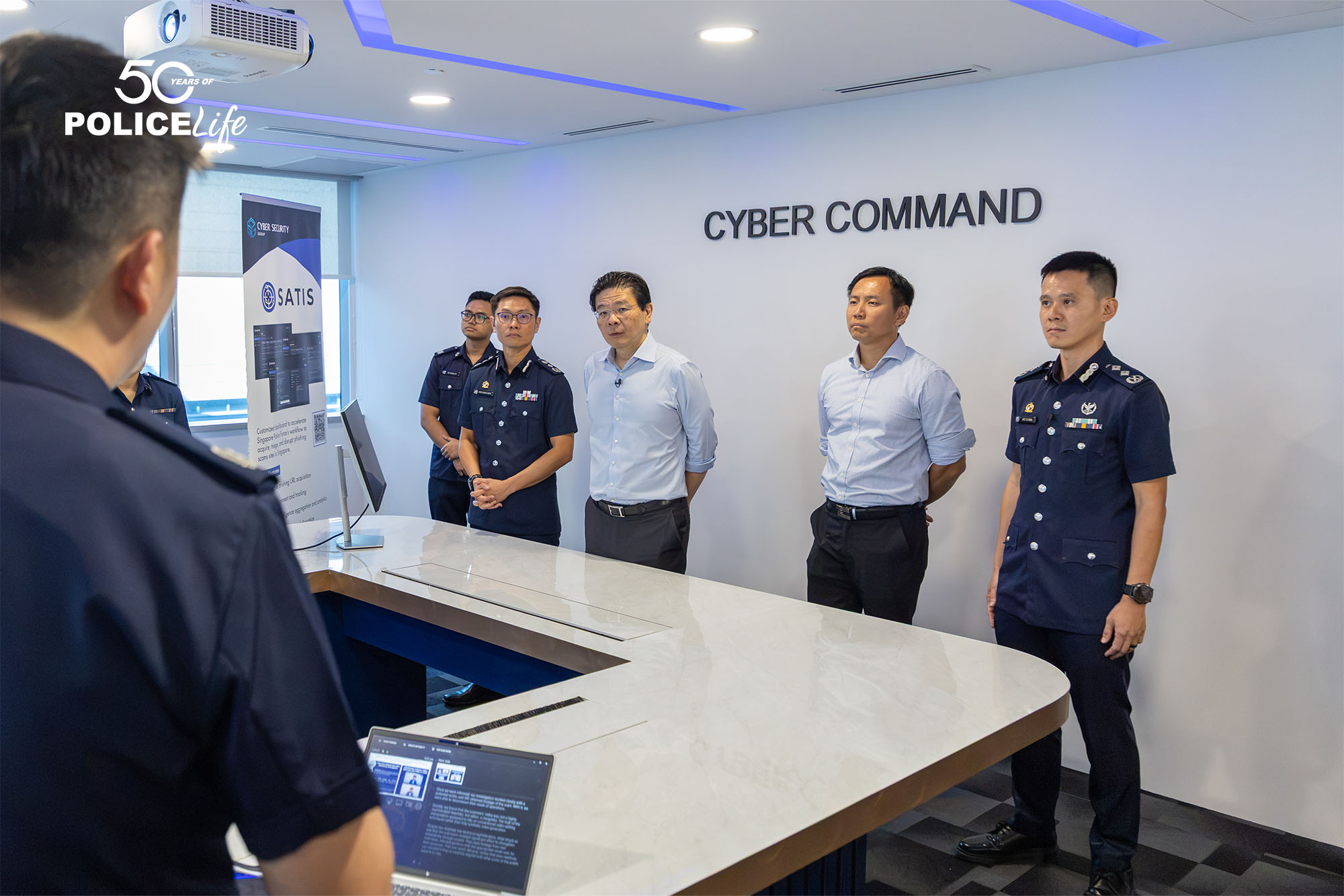 PM Wong with Mr Goh Pei Ming at the Cyber Command