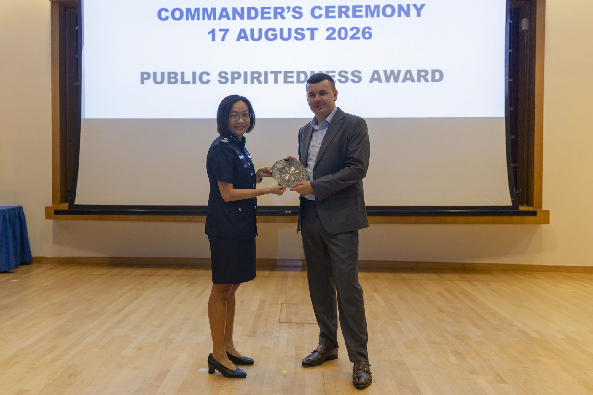 Mr Walden receiving the Public Spiritedness Award from Assistant Commissioner of Police Tay Wee Li, Commander of Central Police Division.