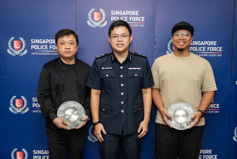 20230427_two_members_of_the_public_presented_with_public_spiritedness_award_1