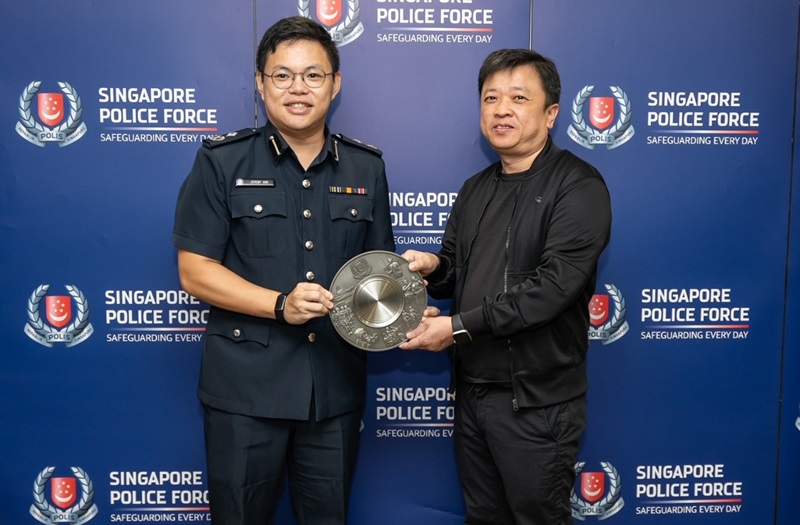 20230427_two_members_of_the_public_presented_with_public_spiritedness_award_2