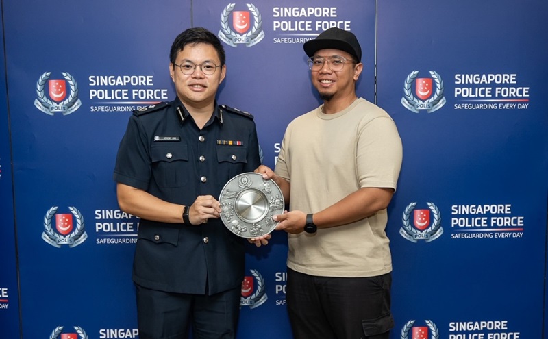 20230427_two_members_of_the_public_presented_with_public_spiritedness_award_3