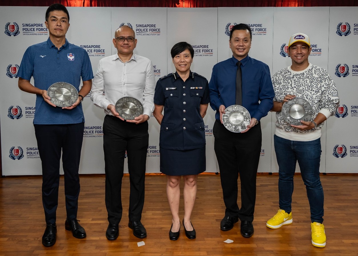 20230817_three_members_of_the_public_presented_with_public_spiritedness_1