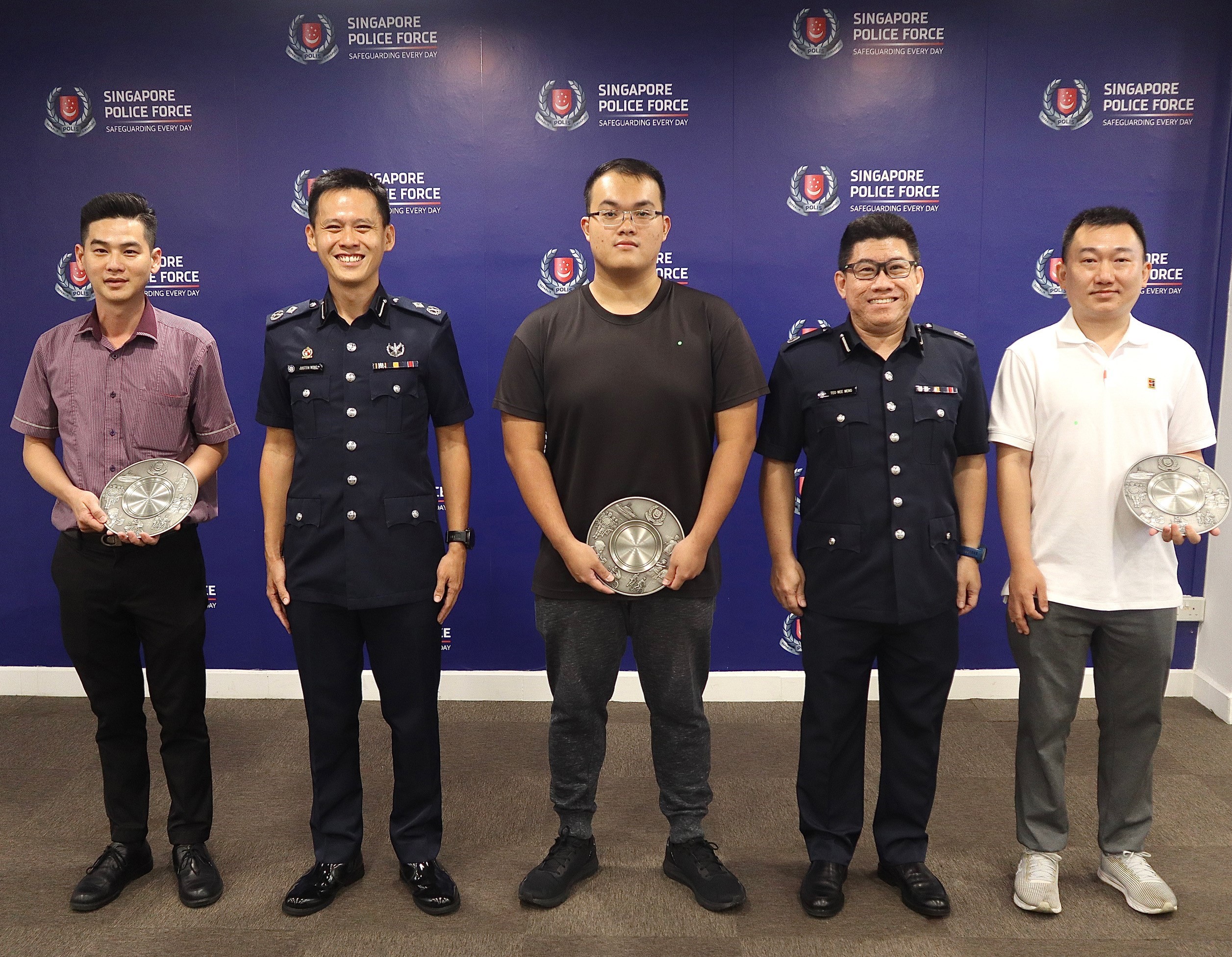 20230522_three_members_of_the_public_presented_with_public_spiritedness_award_1