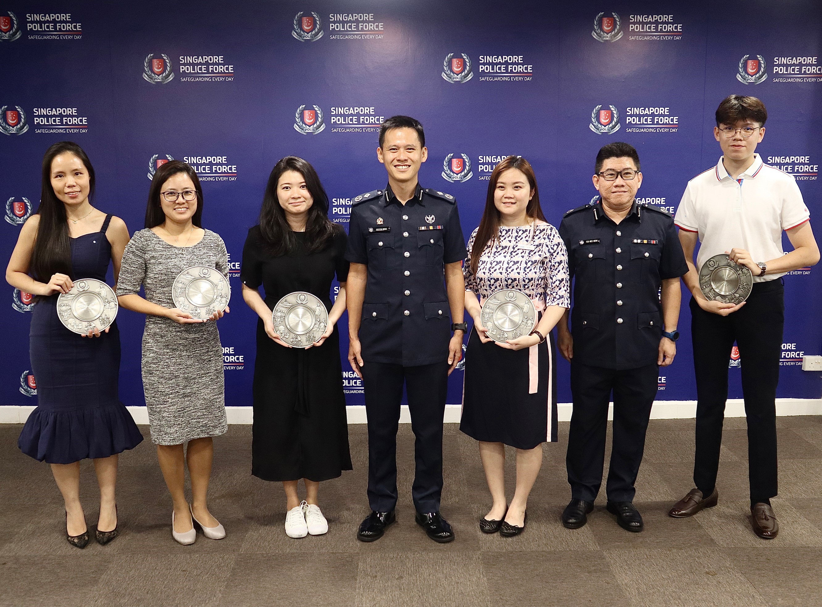 20230522_three_members_of_the_public_presented_with_public_spiritedness_award_2