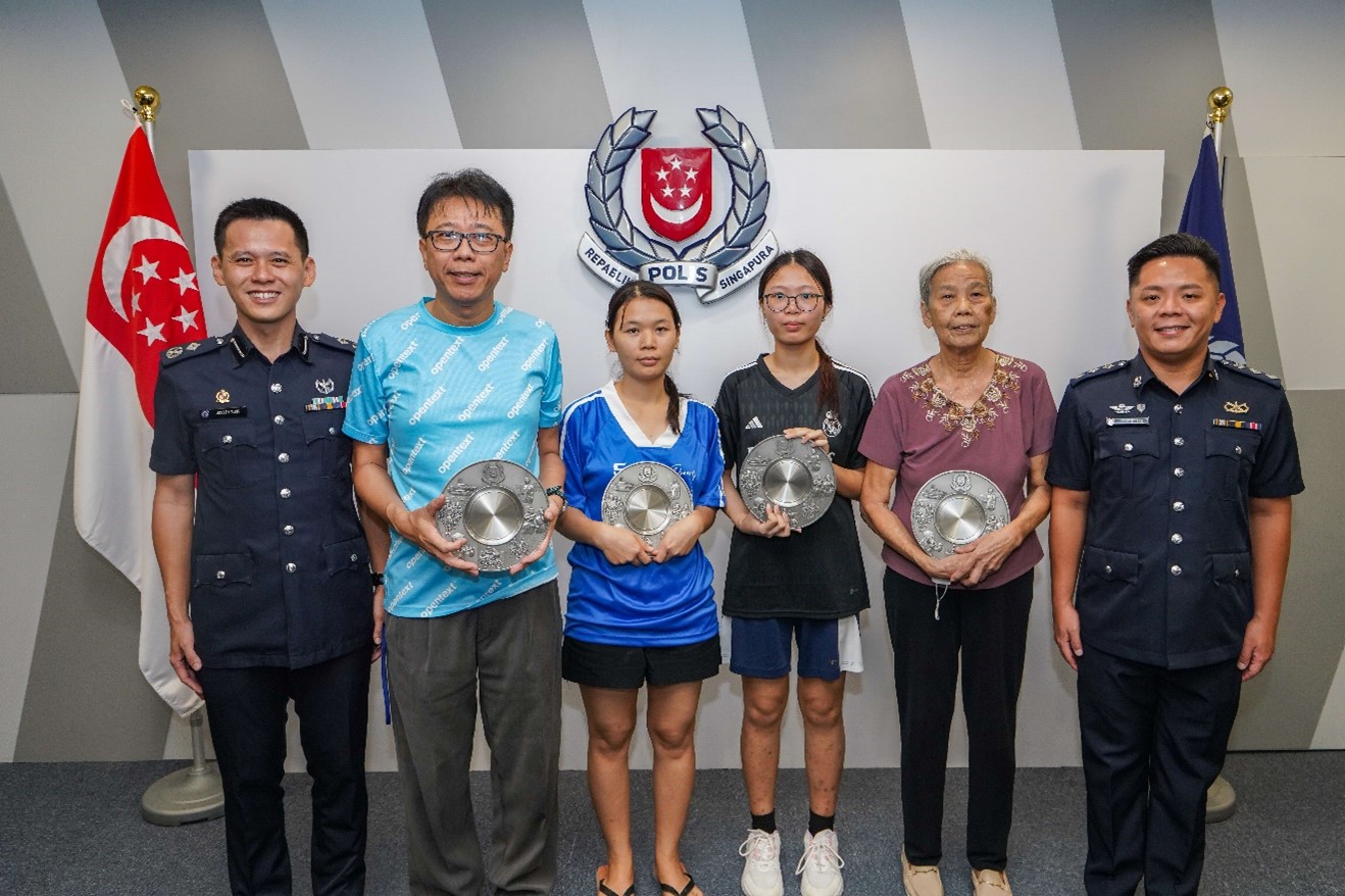 20240523_four_members_of_the_public_presented_with_public_spiritedness_award_for_saving_a_life_1