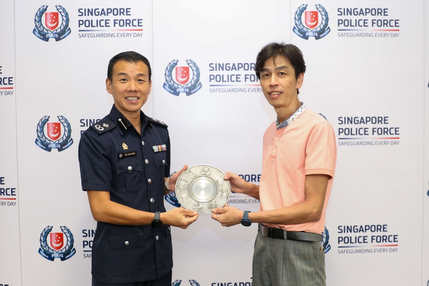 20240918_two_members_of_the_public_presented_with_the_public_spiritedness_award_1