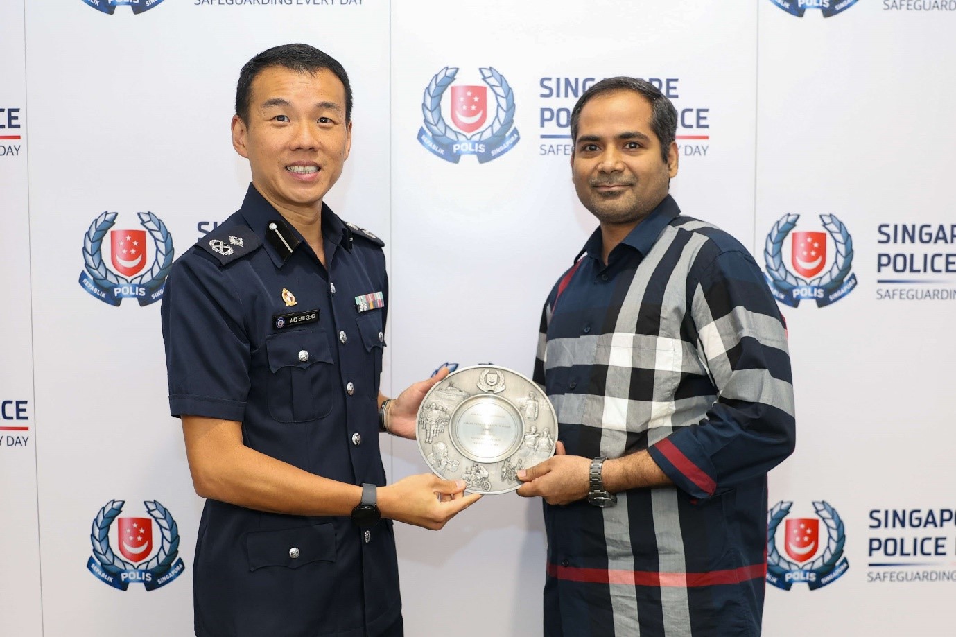 20240918_two_members_of_the_public_presented_with_the_public_spiritedness_award_2