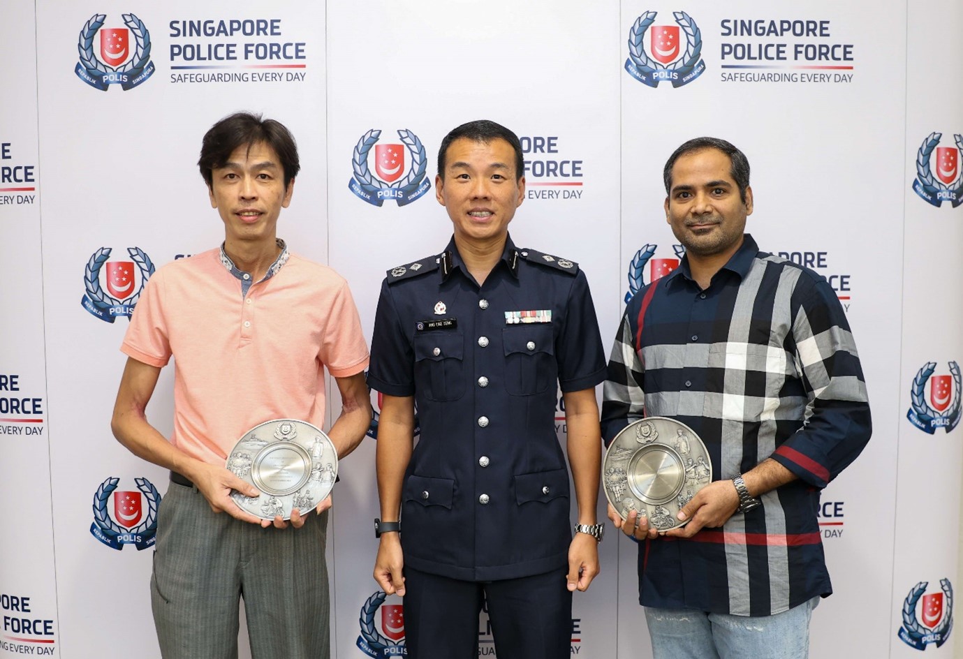 20240918_two_members_of_the_public_presented_with_the_public_spiritedness_award_3