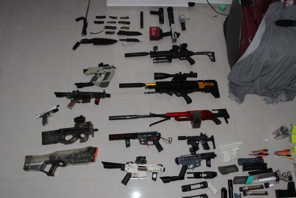 20260408_man_arrested_for_possession_of_prohibited_weapons_and_offensive_items_1