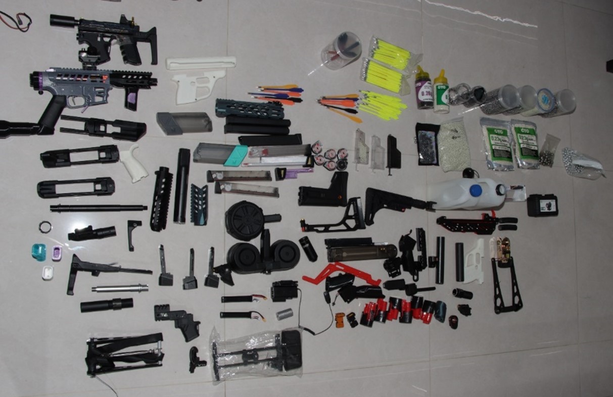 20260408_man_arrested_for_possession_of_prohibited_weapons_and_offensive_items_2