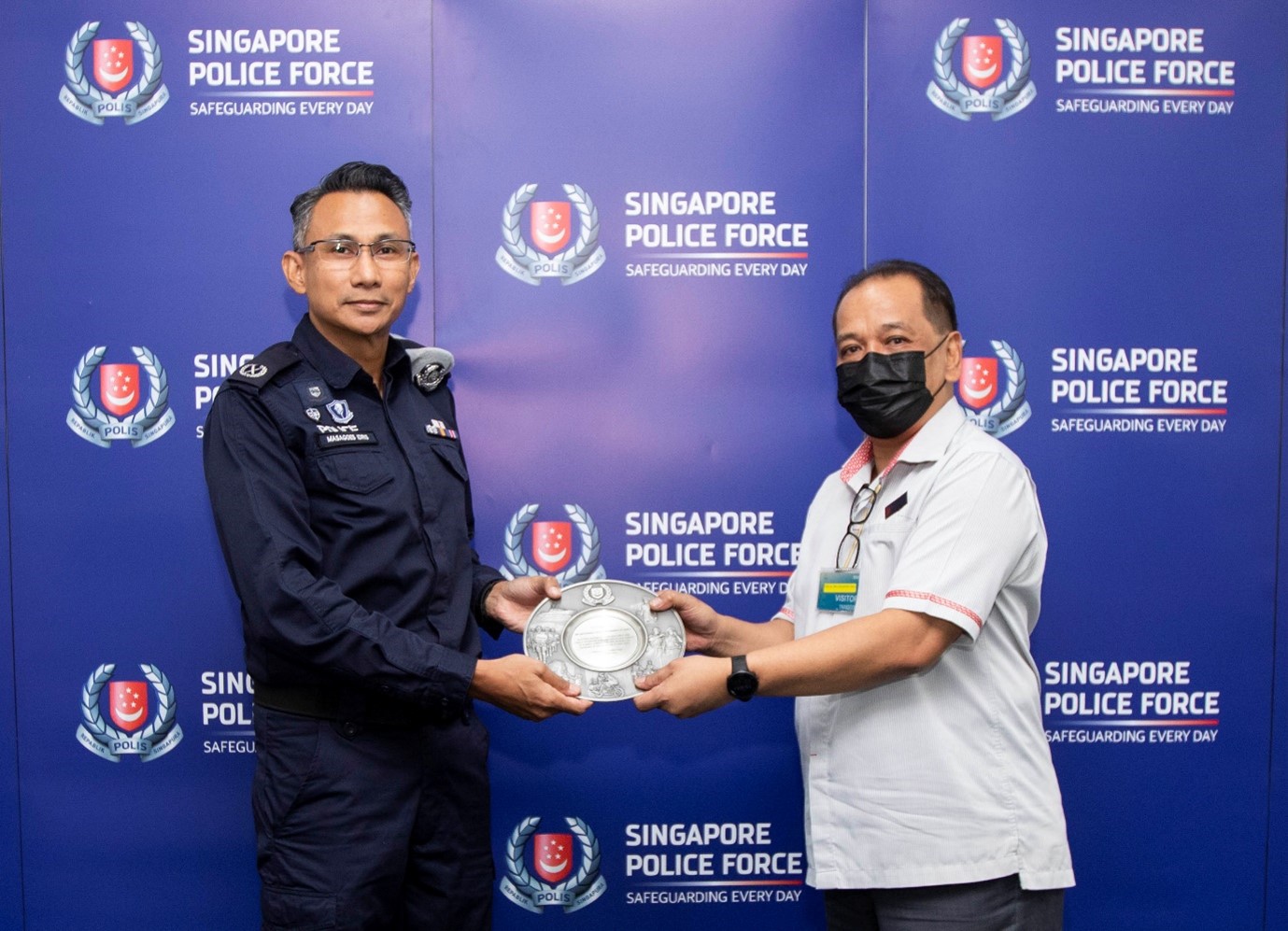 20221011_seven_members_of_the_public_presented_with_public_spiritedness_award_1