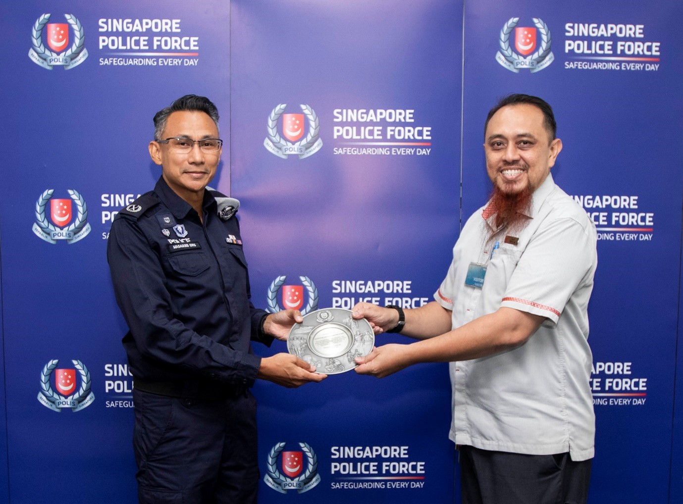 20221011_seven_members_of_the_public_presented_with_public_spiritedness_award_2