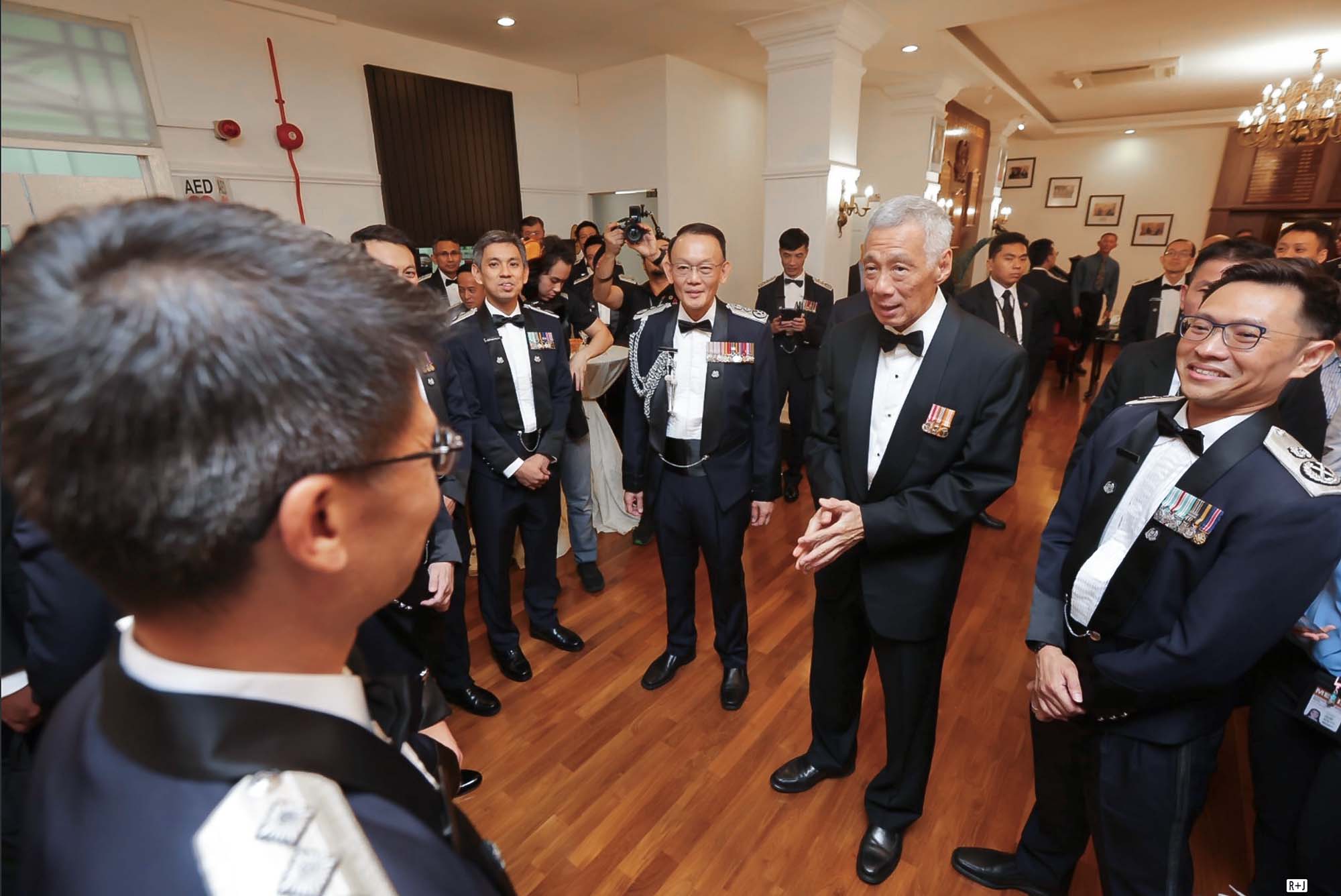 PM Lee Hsien Loong interacting with Police officers.