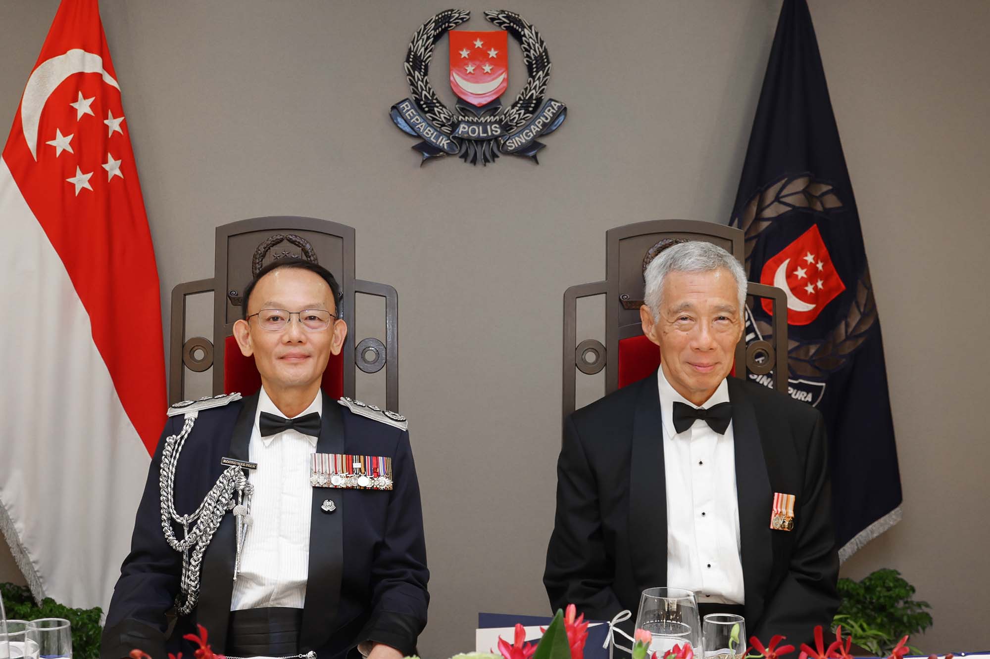PM Lee Hsien Loong seated in the dining hall with CP Hoong Wee Teck.