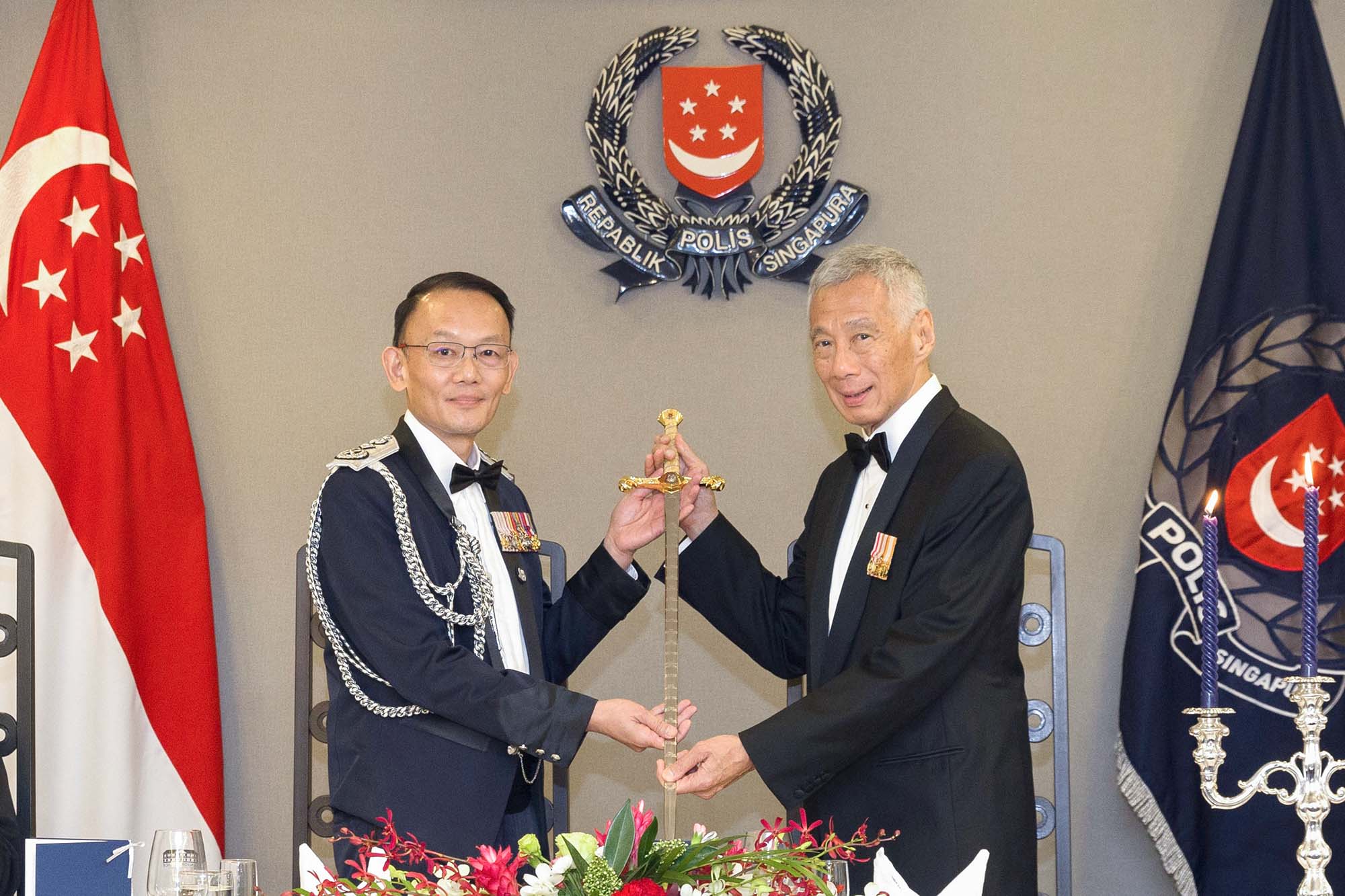 CP Hoong Wee Teck presenting the Temasek Sword to PM Lee Hsien Loong