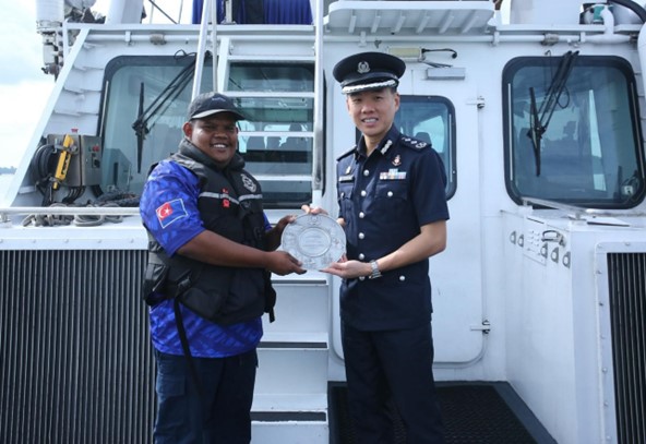 20260616_two_malaysians_presented_with_safersg_public_spiritedness_awards_2