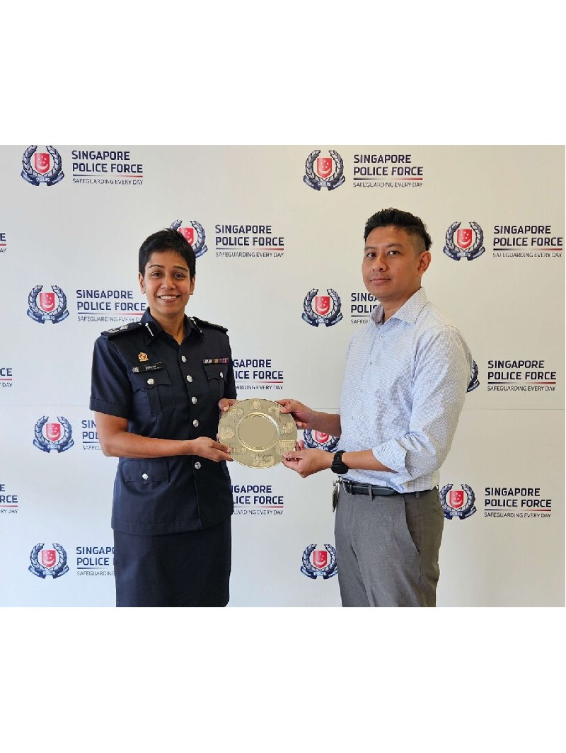 Member Of The Public Presented With Public Spiritedness Award